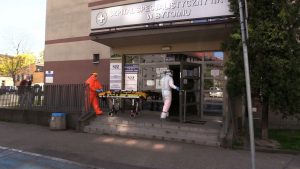 Wojewoda poskreśla w apelu, że sytuacja jest bezprecedensowa. W szpitalach nie ukrywają, że dodatkowa para rąk do pracy się przyda