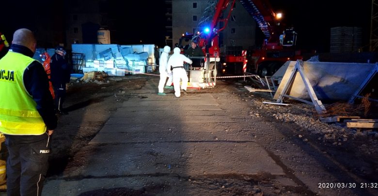 Operator dźwigu zamknął się w kabinie i rzucał w ratowników butelkami. Krzyczał, że ma koronawirusa (fot.KWP Kraków)