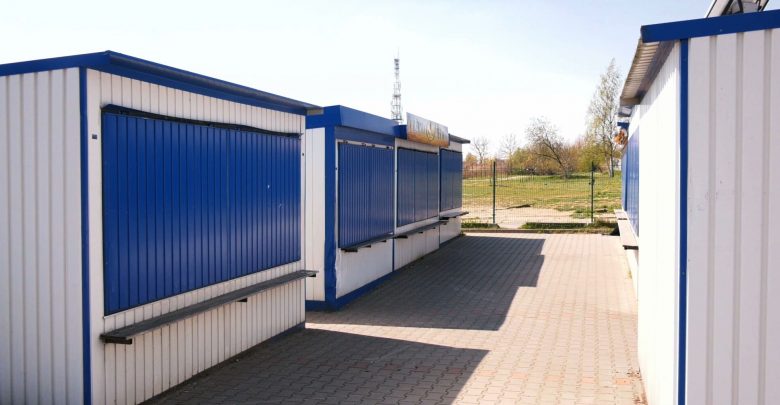 Targowisko w Radzionkowie świeci pustkami, bo znów jest zamknięte, chociaż w okresie przedświątecznym funkcjonowało. Niektórym ze sprzedających kończy się cierpliwość