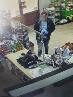 Udawał policjanta i kontrolował sklepy, czy stosują się do wprowadzonych obostrzeń. Miał fałszywą legitymację, atrapę broni i krótkofalówkę (fot.KPP Ostrzeszów)