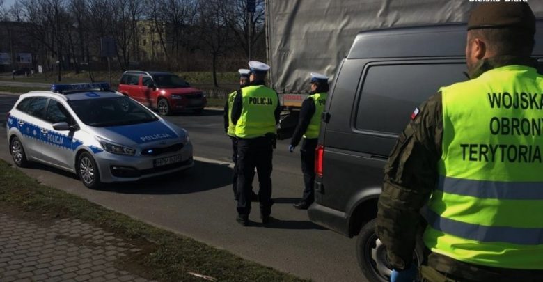 Śląskie: Policjanci i żołnierze WOT pilnują, czy nie łamiecie rządowych obostrzeń! (fot.Śląska Policja)