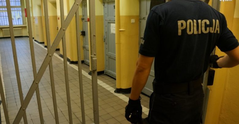 Katowice: Wpadł do mieszkania swoich rodziców i zaczął ich dusić. Wszystko na oczach ich wnuków. Grozi mu dożywocie (fot.Śląska Policja)