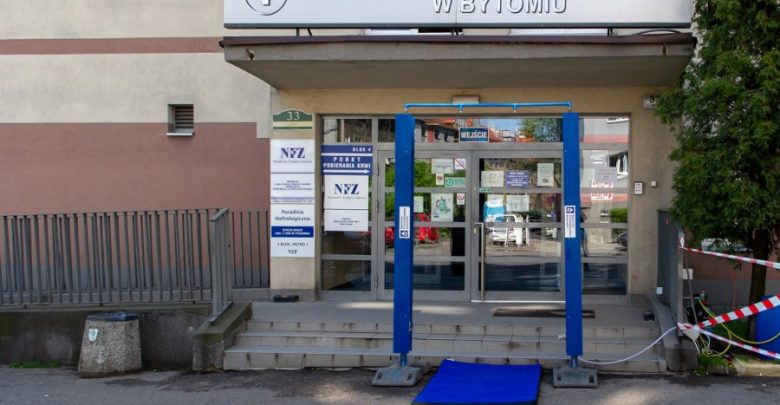 Bytom: Miasto walczy z koronawirusem. Przed wejściami do szpitali zainstalowano kurtyny odkażające (fot.UM Bytom)