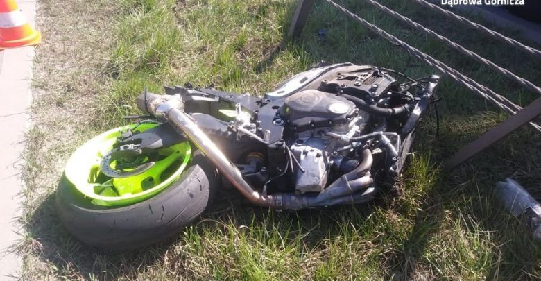 Tragiczny w skutkach wypadek motocyklisty w Dąbrowie Górniczej. Na DK-94 zginął młody mężczyzna. 32-letni motocyklista uderzył w bariery energochłonne (fot.KMP Dąbrowa Górnicza)