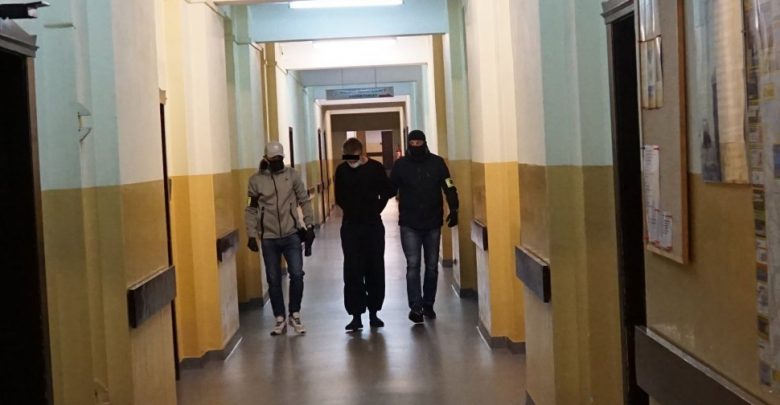 Małżeństwo z Gliwic straciło 120 tys. złotych. Nabrał ich 19-letni "policjant" (fot.Śląska Policja)