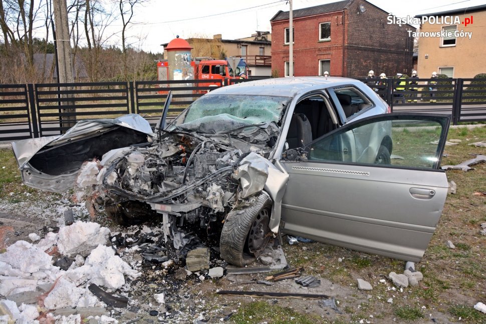 Tarnowskie Góry: Tragiczny wypadek na ul. Grzybowej. Nie żyje 23-letni kierowca audi (fot.Śląska Policja)