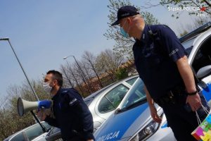 Śląskie: Policjanci zaśpiewali pod blokiem, a Sznupek zatańczył! To prezent urodzinowy! (fot.policja)