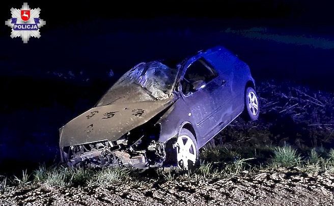 Dachowała, bo czytała sms-y (fot. Policja Lubelska)