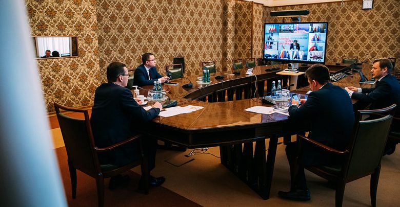 Premier Mateusz Morawiecki podczas dzisiejszej konferencji prasowej poinformował, co dalej z programem 500+ i jakie następne pomysły ma rząd na rozruszanie gospodarczej stagnacji, wywołanej epidemią koronawirusa (fot.KPRM/facebook)