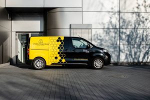 Katowickie pszczoły zyskały wyjątkowy środek transportu – PSZCZOŁOWÓZ, czyli samochód dostosowany do przewożenia pszczół, uli i sprzętu pszczelarskiego (fot.materiały prasowe Grupa Pietrzak)