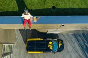 Katowickie pszczoły zyskały wyjątkowy środek transportu – PSZCZOŁOWÓZ, czyli samochód dostosowany do przewożenia pszczół, uli i sprzętu pszczelarskiego (fot.materiały prasowe Grupa Pietrzak)