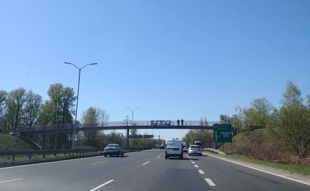 "Sto kutasów starej ku..ie" - taki pseudo-baner wywiesili w poniedziałek, 20 kwietnia pseudokibice GKS Katowice nad DTŚką na wysokości osiedla Tysiąclecia (fot.katowice24.info)