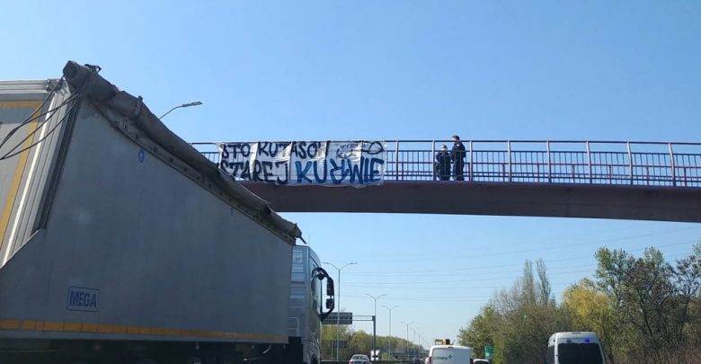 "Sto kutasów starej ku..ie" - taki pseudo-baner wywiesili w poniedziałek, 20 kwietnia pseudokibice GKS Katowice nad DTŚką na wysokości osiedla Tysiąclecia (fot.katowice24.info)
