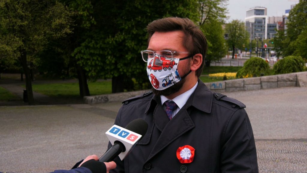 Najpierw marszałek województwa śląskiego Jakub Chełstowski, wojewoda śląski Jarosław Wieczorek, przewodniczący GZM Kazimierz Karolczak oraz prezydent Katowic Marcin Krupa złożyli kwiaty pod Pomnikiem Powstańców Śląskich, a później – pod pomnikiem Wojciecha Korfantego