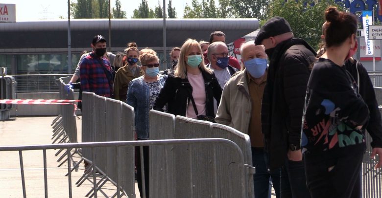 Jak wygłodniałe wilki! Ludzie rzucili się na centra handlowe zaraz po otwarciu! Do IKEA w Katowicach kolejka-gigant!