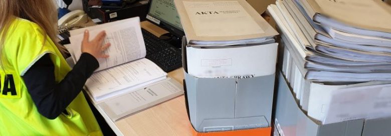 Miała kupić przybory dla szkół, wyłudziła blisko 2 mln zł! Ponad 10 tysięcy zarzutów dla kobiety ze Śląska!