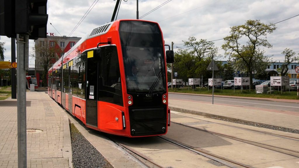 Nowe tramwaje wyjeżdżają na tory! Pierwszy TWIST już budzi sensację!