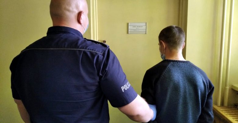 Dźgnął nożem pracownika baru, bo ten nie pozwolił mu zjeść w lokalu (fot.KPP dla powiatu warszawskiego zachodniego)