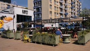 Można jeść na świeżym powietrzu, bądź w lokalu. Dziś swoje podwoje otworzyły restauracje, kawiarnie i bary