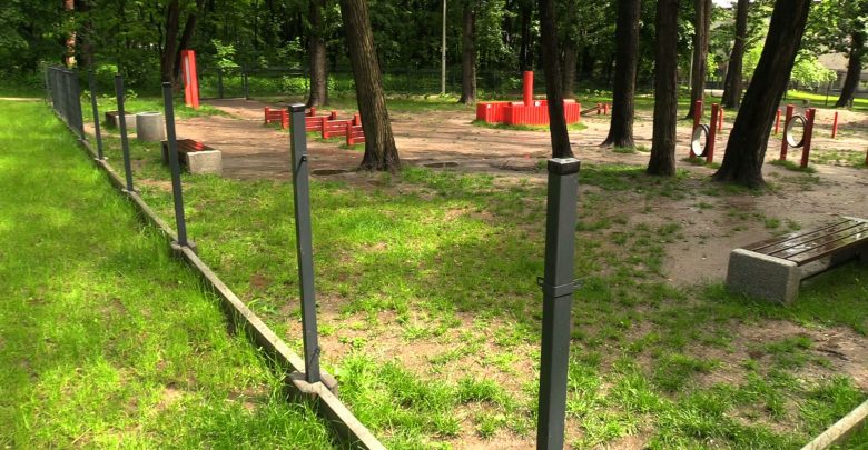 Zuchwała kradzież w jednym z katowickich parków. W nocy z soboty na niedzielę w dzielnicy Bogucice ktoś zdemontował ogrodzenie wokół wybiegu dla psów