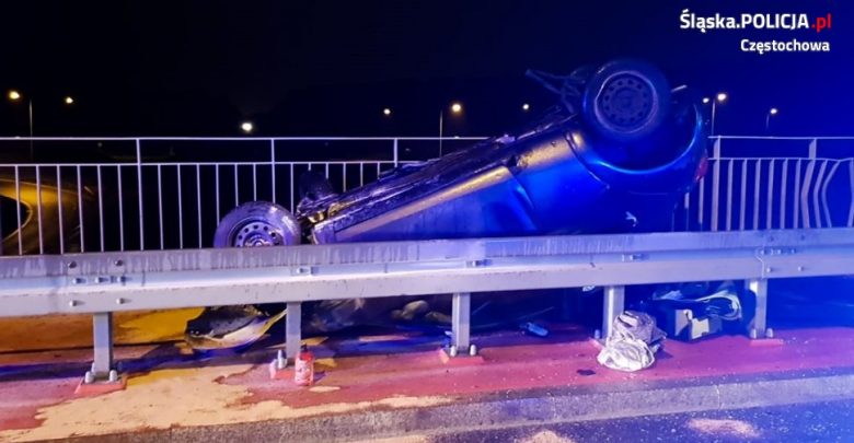 Częstochowa: Dachował i zatrzymał się między barierami. Cud, że żyje (fot.Śląska Policja)