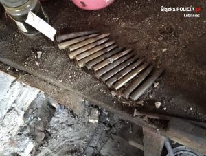 Amunicji nie było dużo, jednak sam granat to już inna sprawa i dobrze, że prowadzący rozbiórkę natychmiast wezwali mundurowych (fot.policja)