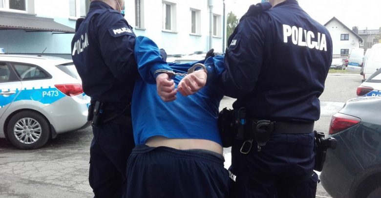 Śląskie: Zaatakował żonę tasakiem, a policjantów nożem. 68-latkowi grozi dożywocie (fot.Śląska Policja)