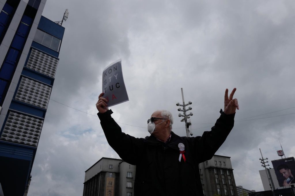 Katowice: Protest przeciwko wyborom korespondencyjnym pod Skarbkiem. Przyjechała policja zdjęcia: Paweł Jędrusik Fotografia