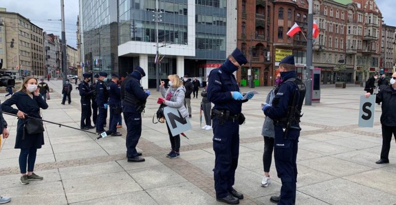 Katowice: Protest przeciwko wyborom korespondencyjnym pod Skarbkiem. Przyjechała policja zdjęcia: Paweł Jędrusik Fotografia
