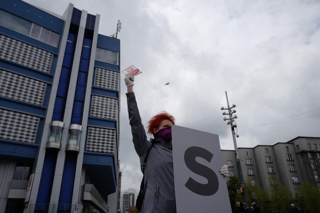 Katowice: Protest przeciwko wyborom korespondencyjnym pod Skarbkiem. Przyjechała policja zdjęcia: Paweł Jędrusik Fotografia