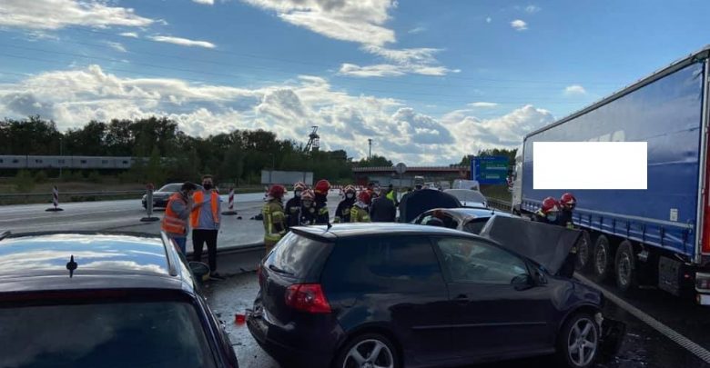 Karambol w Katowicach na A4 i korek na 5 km! Jedna osoba w szpitalu, 5 rozbitych samochodów