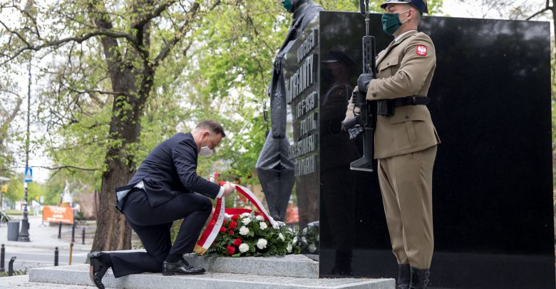 Prezydent Andrzej Duda złożył kwiaty pod pomnikiem Wojciecha Korfantego. Fot. Krzysztof Sitkowski/Prezydent.pl