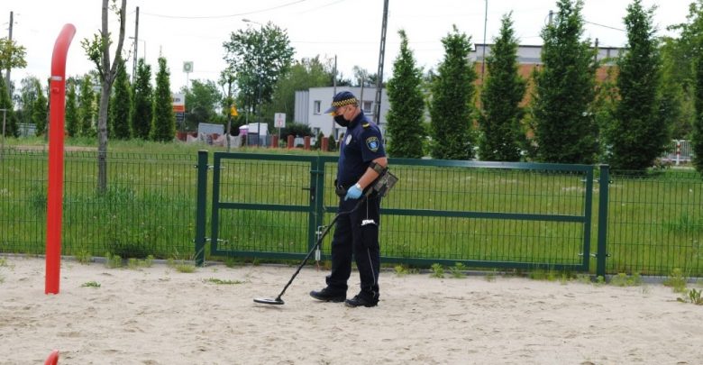 Rybnik: Strażnik miejski chodzi po mieście z wykrywaczem metali