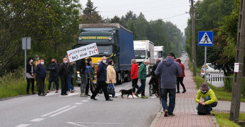 1000 tirów dziennie pod oknami! Mieszkańcy Sławkowa wyszli na ulice i zorganizowali protest!