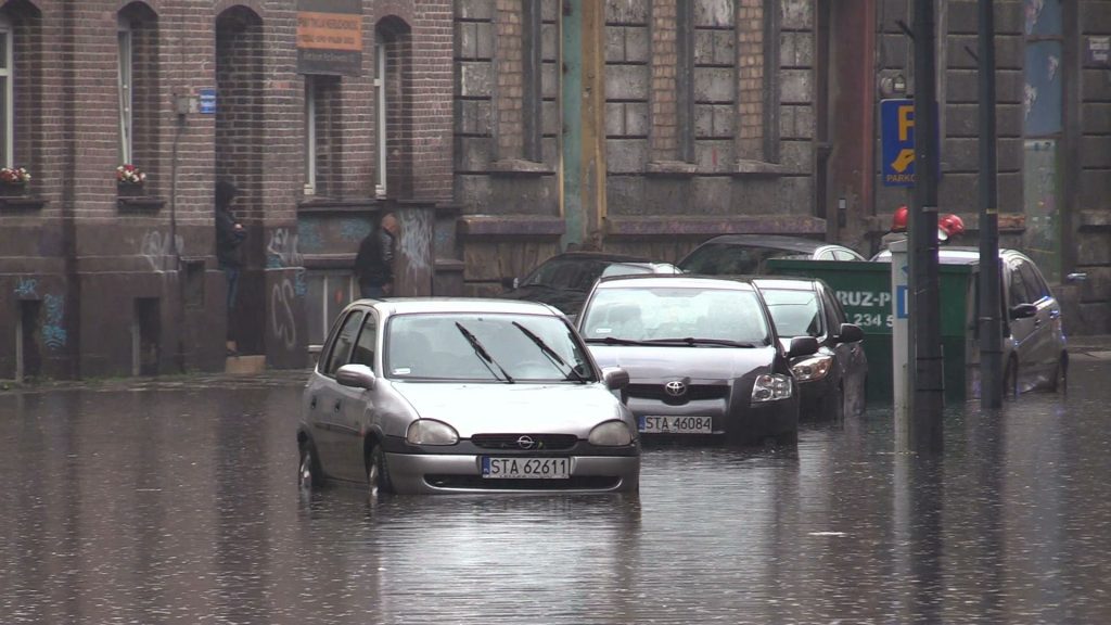 POTĘŻNA burza zalała Bytom! Ulice i samochody zalane, nad miasto nadciąga kolejna nawałnica!