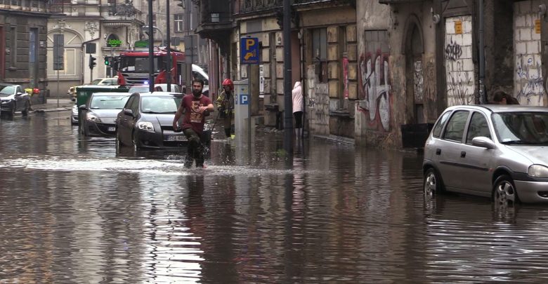 POTĘŻNA burza zalała Bytom! Ulice i samochody zalane, nad miasto nadciąga kolejna nawałnica!