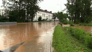 Mając na uwadze prognozy powody służby wciąż pozostają jednak w gotowości. W ciągu najbliższych dni prognozowane są opady deszczu a nawet burze z gradem