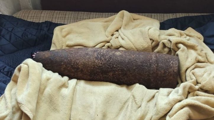 Przyniosła do domu niewybuch, który znalazła lesie. Kobiecie i jej znajomemu grozi 8 lat więzienia (fot.policja.pl)