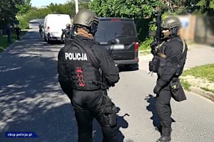 W trakcie akcji policjanci zlikwidowali fabrykę papierosów, przejęli ponad 430 tys. papierosów, ponad 4 tony tytoniu, mnóstwo komponentów oraz maszynę, której wydajność oszacowano na ok. milion szt. papierosów na dobę