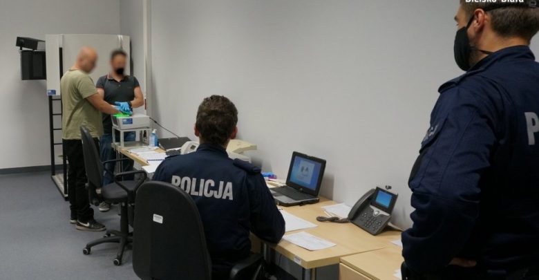 Bielsko-Biała: Podpalili BMW warte 100 tys. złotych. Sprawcy zatrzymani. Grozi im 5 lat więzienia (fot.Śląska Policja)