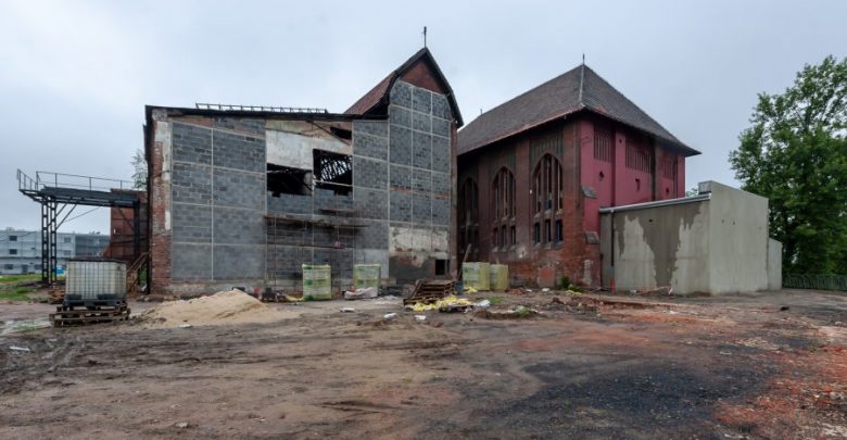 Bytom: Rewitalizacja obiektów po byłej KWK Rozbark. Na jednej z elewacji budynku kotłowni powstaje ścianka wspinaczkowa (fot.UM Bytom)