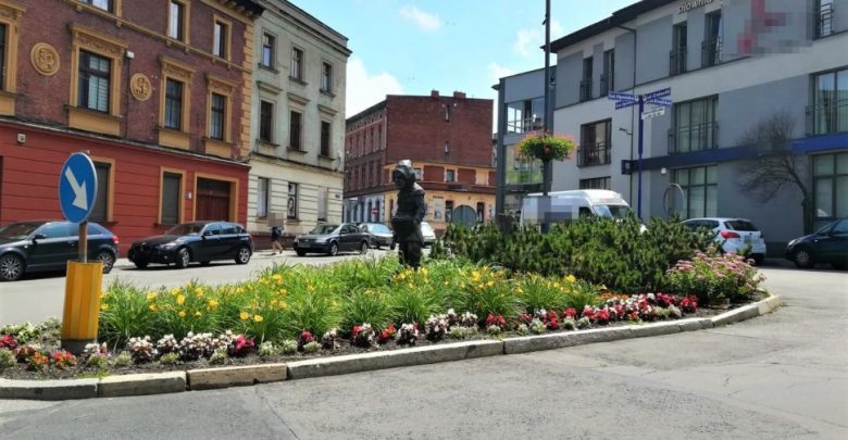 Śląskie: Przyszedł przeprosić mamę. W ręku miał kwiaty z pobliskiego klombu, które ukradł (fot.Śląska Policja)