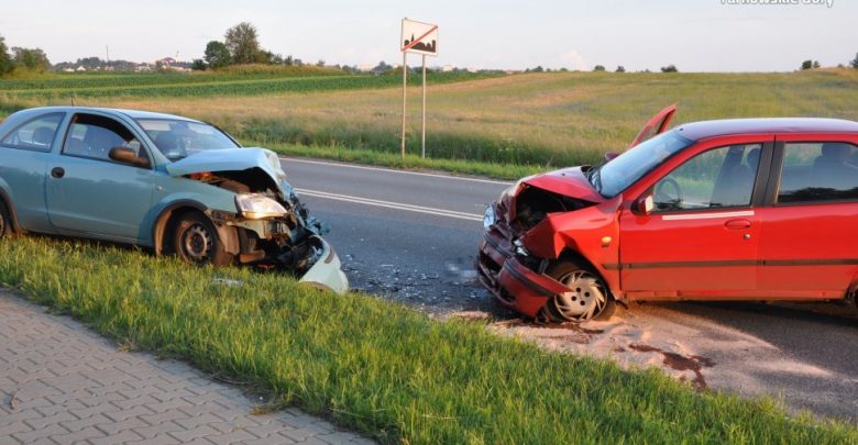 Tragiczny wypadek w Tarnowskich Górach. Nie żyje kierowca fiata (fot.Śląska Policja)