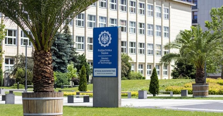 Gliwice: Są sygnałem zbliżających się wakacji. Ogromne palmy stanęły przed budynkiem Politechniki Śląskiej (fot.UM Gliwice)