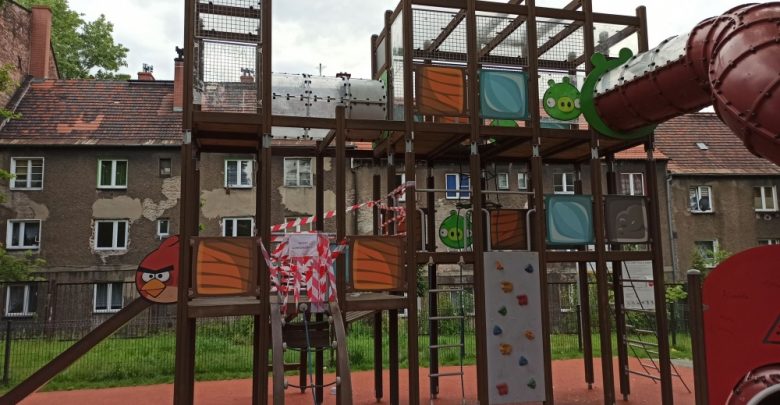Bytom: Ktoś zdewastował plac zabaw na Rozbarku. Policja szuka sprawców (fot.UM Bytom)