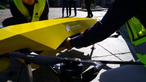 Dron zdezynfekował ławki na katowickim Rynku. Wykorzystanie bezzałogowych statków powietrznych jest coraz bardziej popularne
