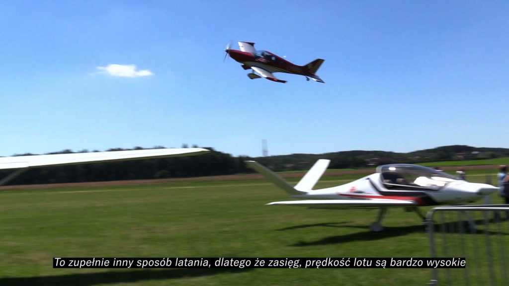 Lotnicza niedziela w Rybniku. Na terenie tamtejszego aeroklubu odbyły się loty testowe samolotu Risen 914Turbo. To samolot ultralekki wykonany w całości z włókna węglowego z chowanym podwoziem i potężnym silnikiem