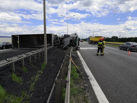 Ogromny korek utworzył się na autostradzie A4 po tym, jak w Gliwicach tuż przed bramkami wywrócił się TIR z węglem. Węgiel wysypał się na jezdnię, całkowicie blokując ruch w tym rejonie (fot.Paweł Smalcerz)