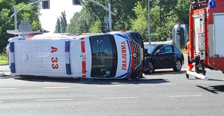 Wypadek karetki pogotowia w Jaworznie! Przewrócona karetka leży na drodze (foto.Z.Abramczyk)