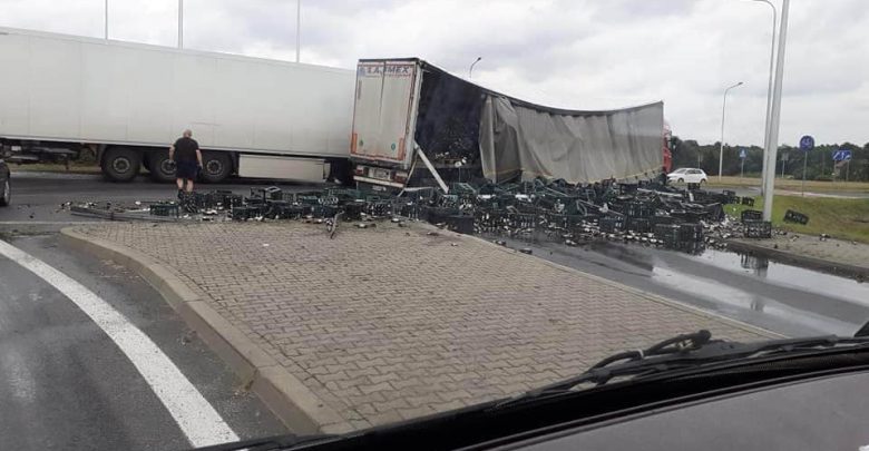 Groźny, a na pewno spektakularnie wyglądający wypadek w Żorach! Na drogę wojewódzką nr 935 z ciężarówki niczym ulęgałki wysypały się butelki piwa! (foto.Ewa Stopnicka)